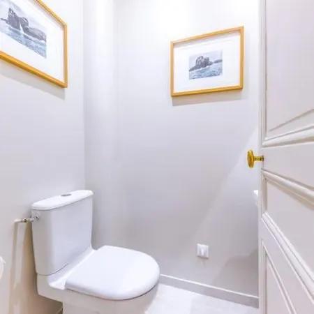 Arc De Triomphe Luxury 3 Bed 3,5 Bath Apartment