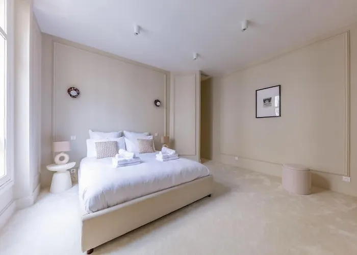 Arc De Triomphe Luxury 3 Bed 3,5 Bath