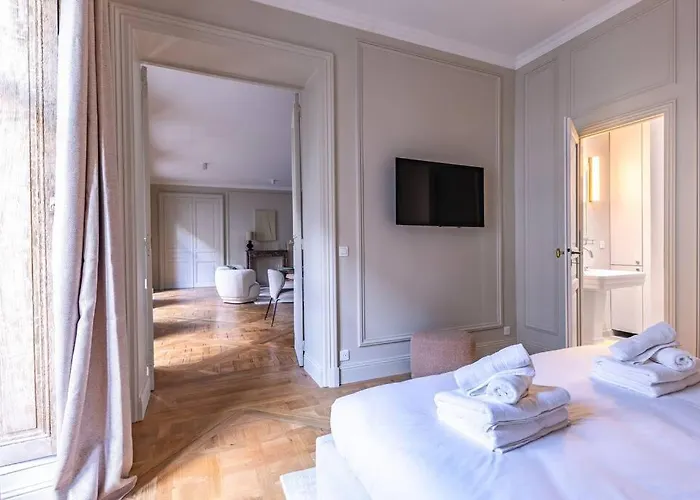 Arc De Triomphe Luxury 3 Bed 3,5 Bath