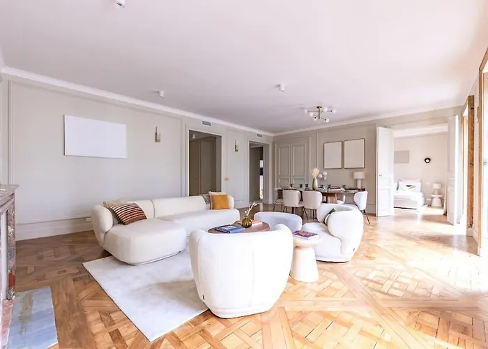 Arc De Triomphe Luxury 3 Bed 3,5 Bath Apartment *